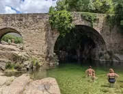 Piscinas naturais debaixo de ponte histórica refre