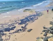 Manchas de óleo chegam à praia da Pituba