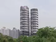 Duas torres gêmeas ilegais são implodidas no subúr