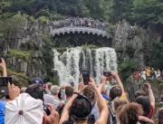 Turistas se aglomeram para fotos em cascatas com 7