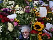 Homenagens à rainha lotam Londres de flores, e urs