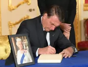 Bolsonaro visita o caixão e presta homenagem à rai