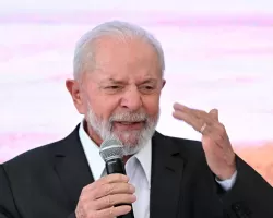 Lula vai ao interior da Bahia e cobra prefeito aus