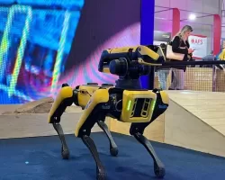 Usado em Itaipu e sucesso no mundo, cão-robô chama