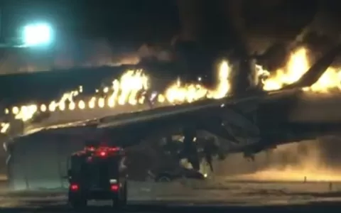 Avião pega fogo com mais de 300 passageiros