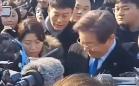 Líder da oposição da Coreia do Sul é esfaqueado em