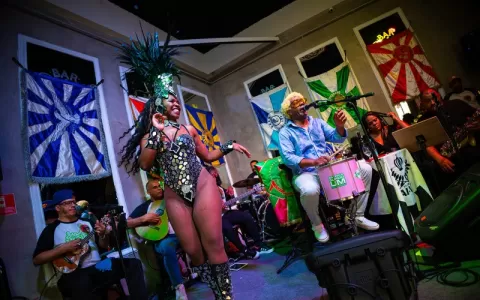 Camarote Bar Brahma promove noite de samba e agito
