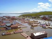 Enchentes na China cobrem vilas, bloqueiam estradas e ferrovias 