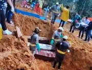 Corpos de vítimas do coronavírus são enterrados em vala comum no cemitério