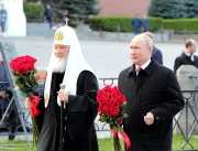 Vladimir Putin colocou flores no monumento a Kuzma