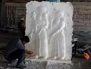 Artista de Mossul recria o que foi demolido em mur