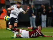 Flamengo e Corinthians tentam controlar jogo (e ár