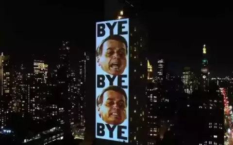 Painel em um prédio em Nova York anuncia fim do go