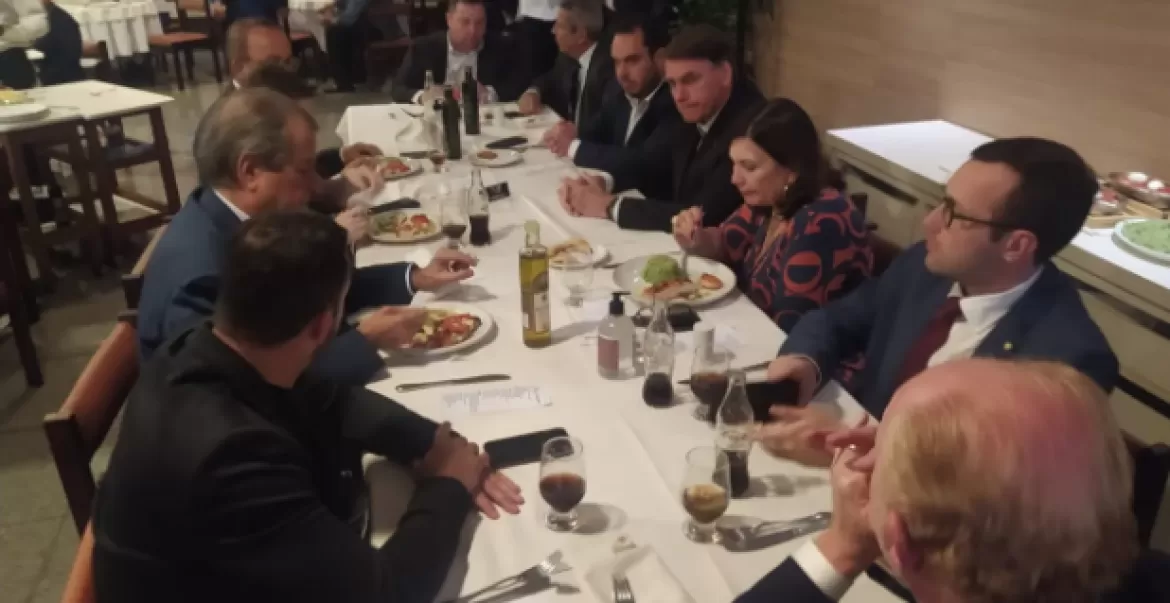 Bolsonaro entra mudo e sai calado de jantar do PL