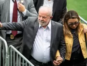 Lula vai a velório de Pelé, participa de cerimônia