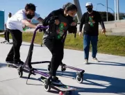 Projeto adapta skate e aproxima crianças com defic