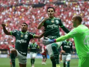 Palmeiras vence Flamengo em jogaço de 7 gols e con