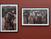 Fotos em P&B falam sobre a mulher na exposição PRANTO de Andréa Brêtas nos Correios Niterói