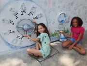 Muro tátil traz acessibilidade e arte para criança