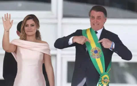 Defesa de Bolsonaro alega que ele nunca usou cartã