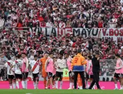Torcedor do River Plate morre ao cair de arquibanc
