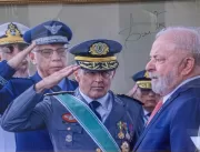 Lula autografa quadro com chefes das Forças lhe pr