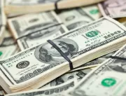 Dólar opera em alta e volta a ser negociado perto 