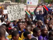 Por que africanos queimam bandeiras da França e gr
