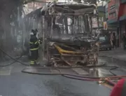 Ônibus fica destruído após ser incendiado no bairr