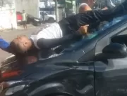 Motociclista cai em cima de carro após batida em S
