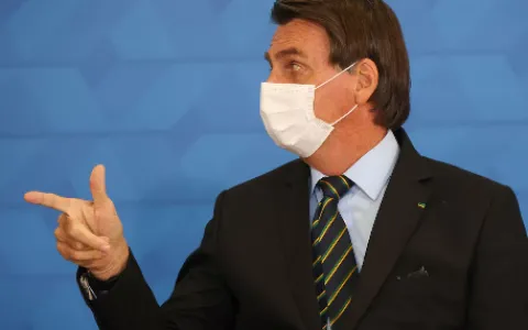 Bolsonaro é internado em Brasília após desconforto intestinal
