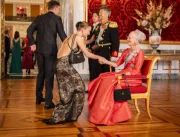 Cinderela da Dinamarca: jovem perde sapato em escadaria após baile da família real