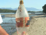 Pescadores encontram na Baía de Guanabara garrafa 
