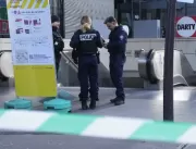 Polícia da França atira contra mulher vestida com 