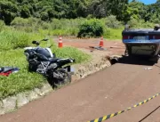 Motociclista e garupa são arremessados após carro 