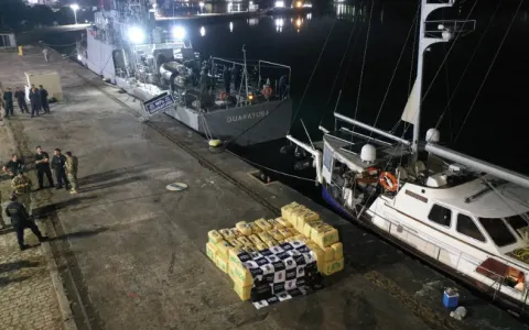 Veleiro apreendido com 2 toneladas de drogas na costa da Bahia chega em Salvador