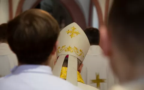 Bispo da Igreja Católica renuncia, após envolvimento em orgia gay