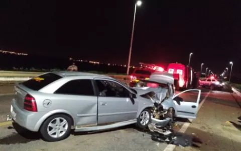 Três pessoas ficam feridas após carros baterem de frente na ponte entre Palmas e Luzimangues