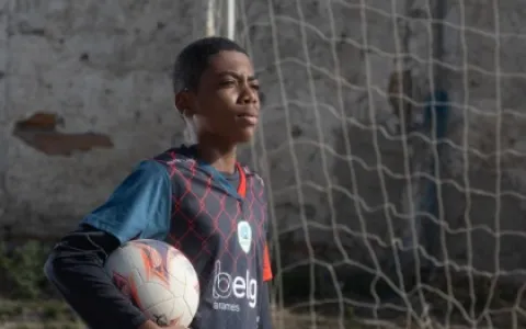 Escolinha de futebol ensinou mais que esporte a jovem de Feira de Santana: deu a ele uma nova postura na escola e na vida