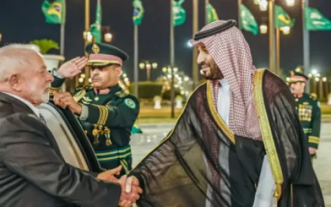Em Riad, Lula se reúne com príncipe herdeiro da Arábia Saudita