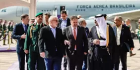 Embraer assina acordos para investimentos na Arábia Saudita durante visita de Lula ao país