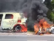 Carro fica destruído após pegar fogo em Salvador