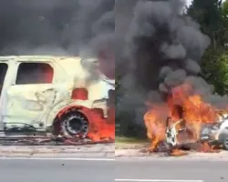 Carro fica destruído após pegar fogo em Salvador