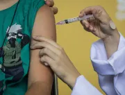Médica engana ao dizer que vacinas contra a Covid 