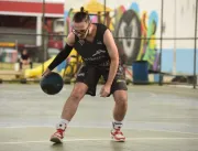 Prática do basquete ajuda garoto de Joinville a su