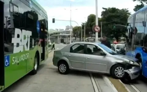 Carro invade faixa exclusiva e colide com ônibus d