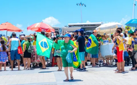 Bolsonaristas fazem manifestação no Farol da Barra