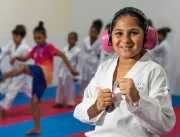 Taekwondo promove socialização de menina com autis