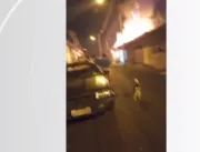 Incêndio destrói casa, se aproxima de imóveis vizinhos e deixa moradores assustados em Guariba, SP