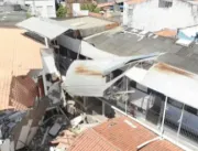 Bombeiros tentam retirar duas lajes para localizar vítimas de desabamento de imóvel após explosão em Aracaju